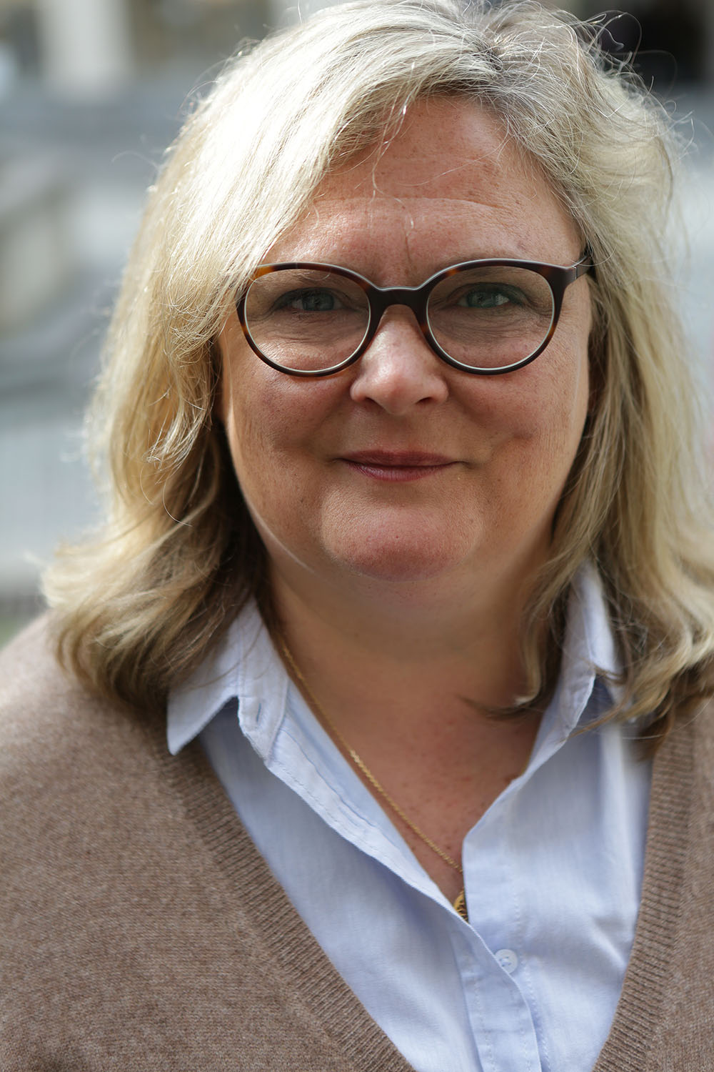 Im Bild ist die Rechtsanwältin Elke Krampfl in ihrer Kanzlei abgebildet.